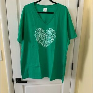 Port & Company Floral Heart V-neck T-shirt on green size 4X NWT